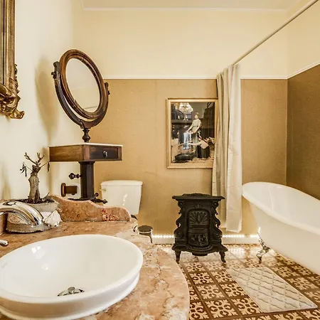 Luxa Charmhouse בית הארחה 4*