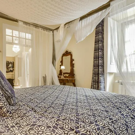 Luxa Charmhouse 4*