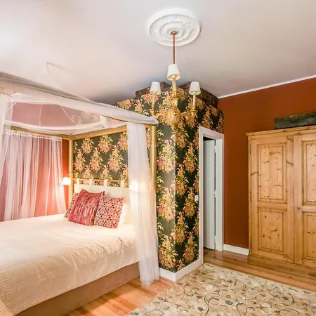 בית הארחה Luxa Charmhouse 4*