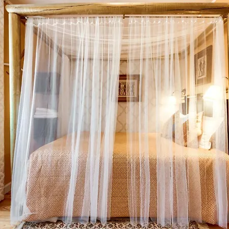 בית הארחה Luxa Charmhouse 4*